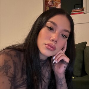 Lucyy_fer Asian webcam from Canada